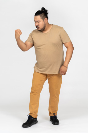 Homem asiático gordo agitando o punho