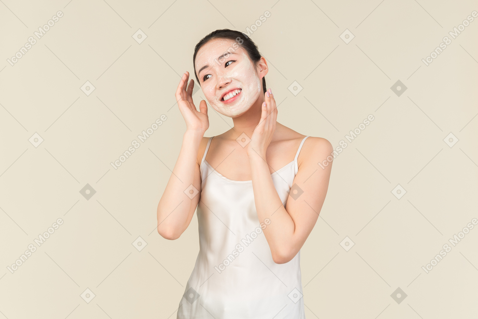Relaxado jovem mulher asiática com máscara facial tocar a cabeça