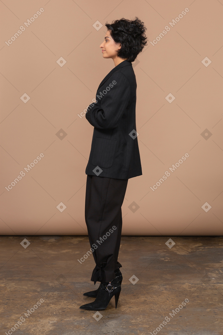 Vista laterale di una felice imprenditrice in un abito nero