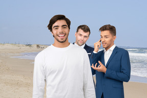 Trois jeunes hommes sur la plage