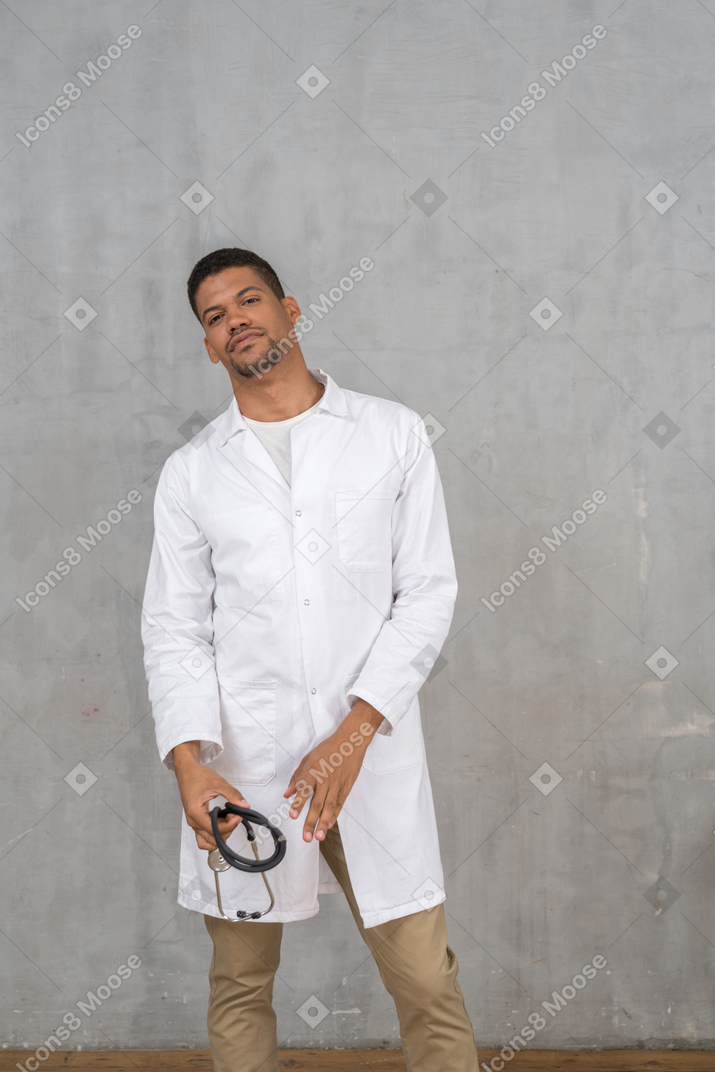 Vista frontal de un médico masculino con estetoscopio