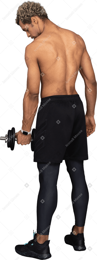 Vista posteriore di tre quarti di un uomo afro a torso nudo che solleva il manubrio