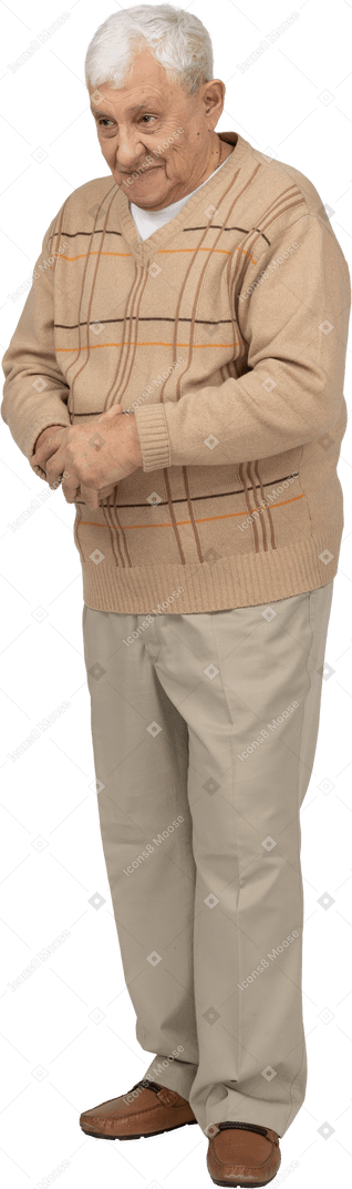 Vue de face d'un vieil homme heureux dans des vêtements décontractés