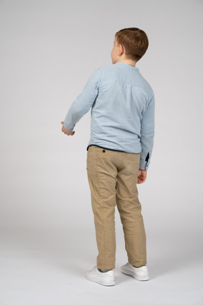 カジュアルな服装の男の子の背面図