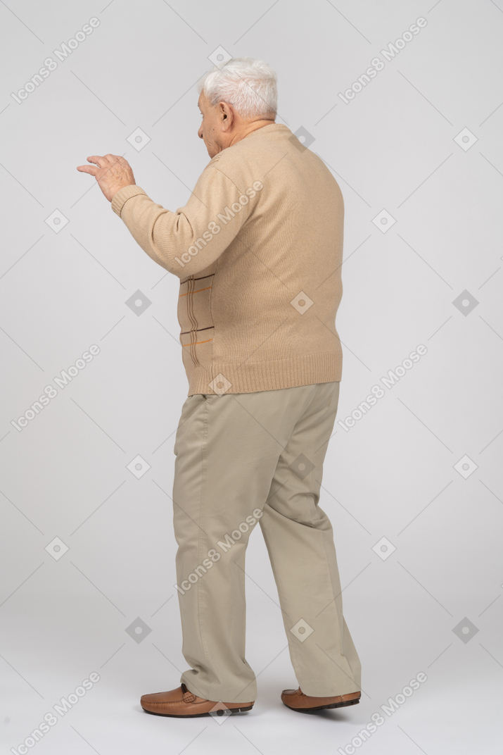Seitenansicht eines alten mannes in freizeitkleidung, der jemanden erschreckt