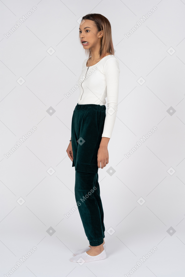 Femme en tenue décontractée debout