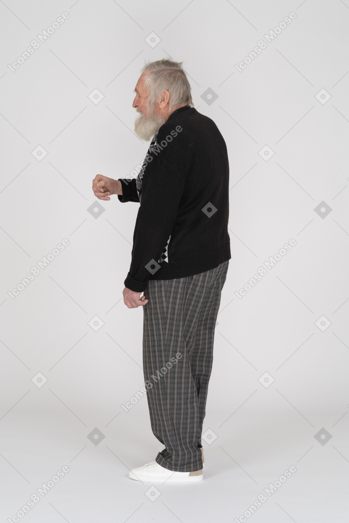 Vista lateral de un anciano gesticulando