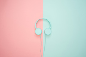 Auriculares azules sobre fondo de contraste