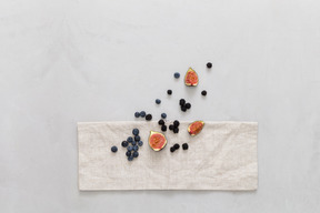 Myrtilles et figues sur une nappe de lin