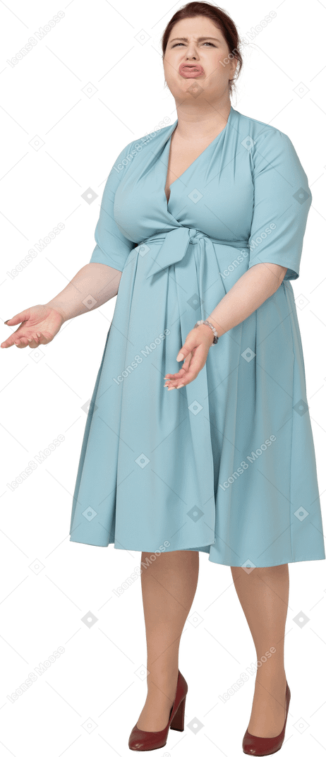 一个穿着蓝色连衣裙的女人做鬼脸的前视图