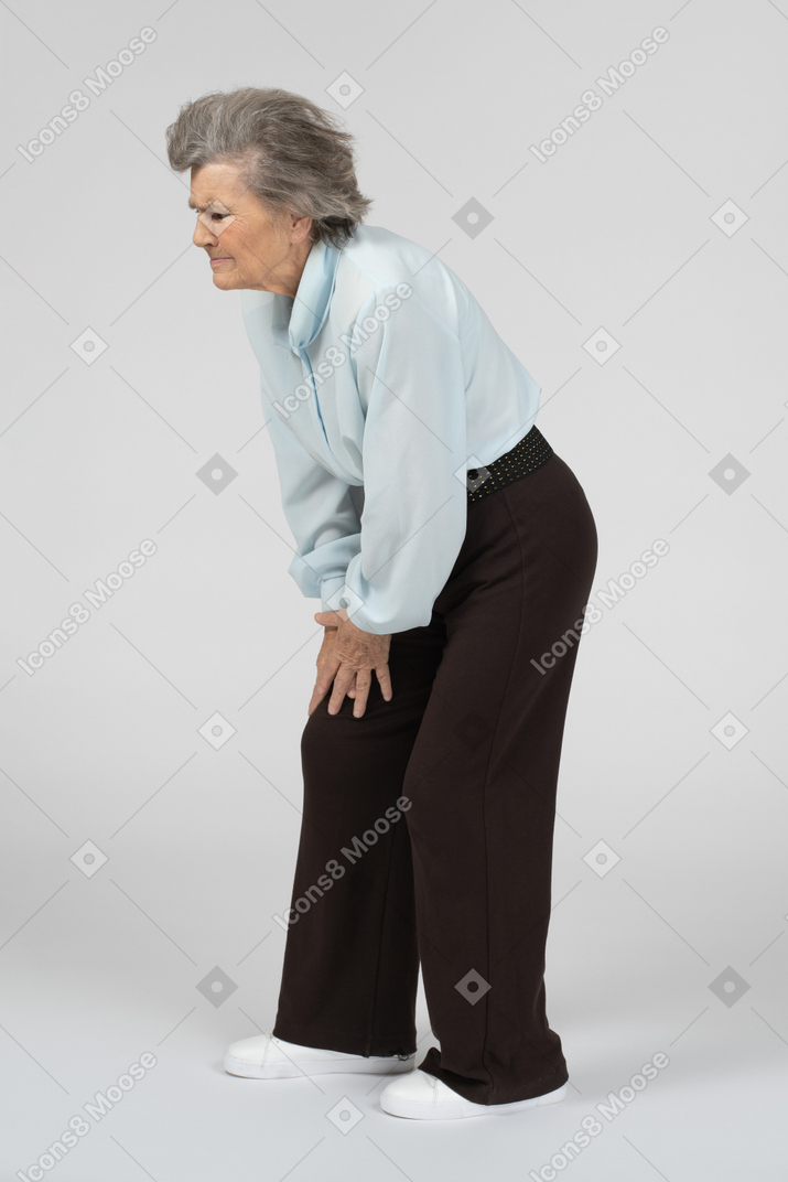 Vieille femme touchant son genou douloureux