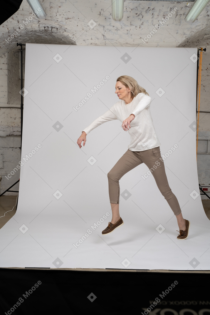 Mujer en ropa casual saltando