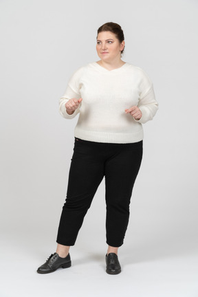 흰색 스웨터 포즈에 플러스 크기 여자