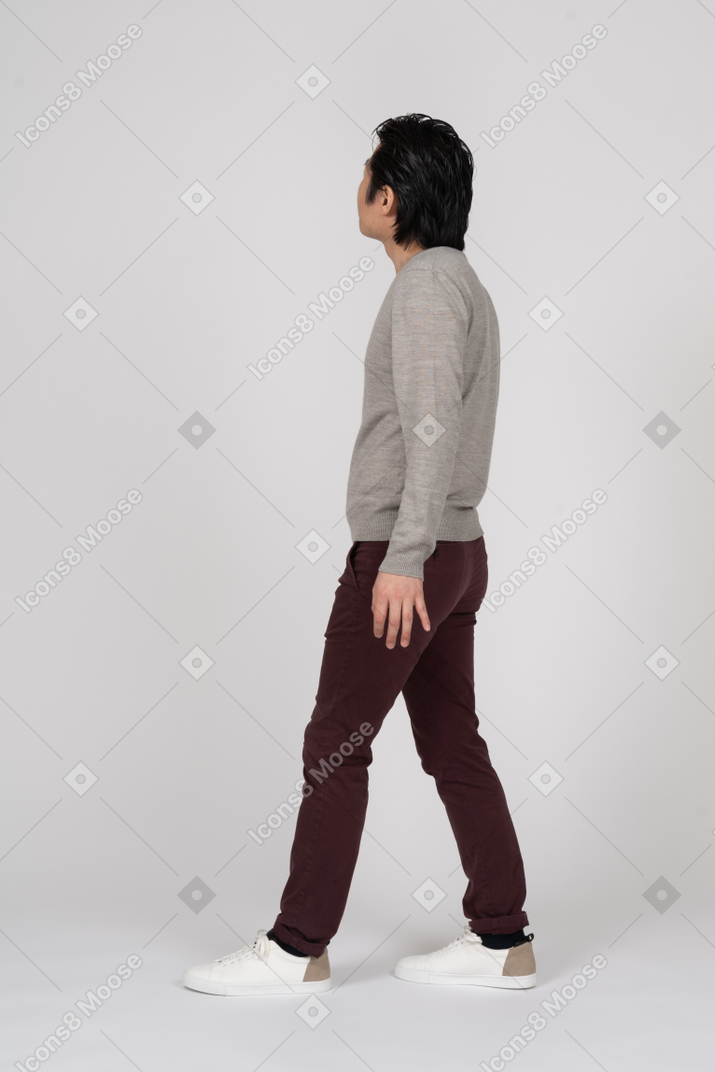 Homem com roupas casuais caminhando