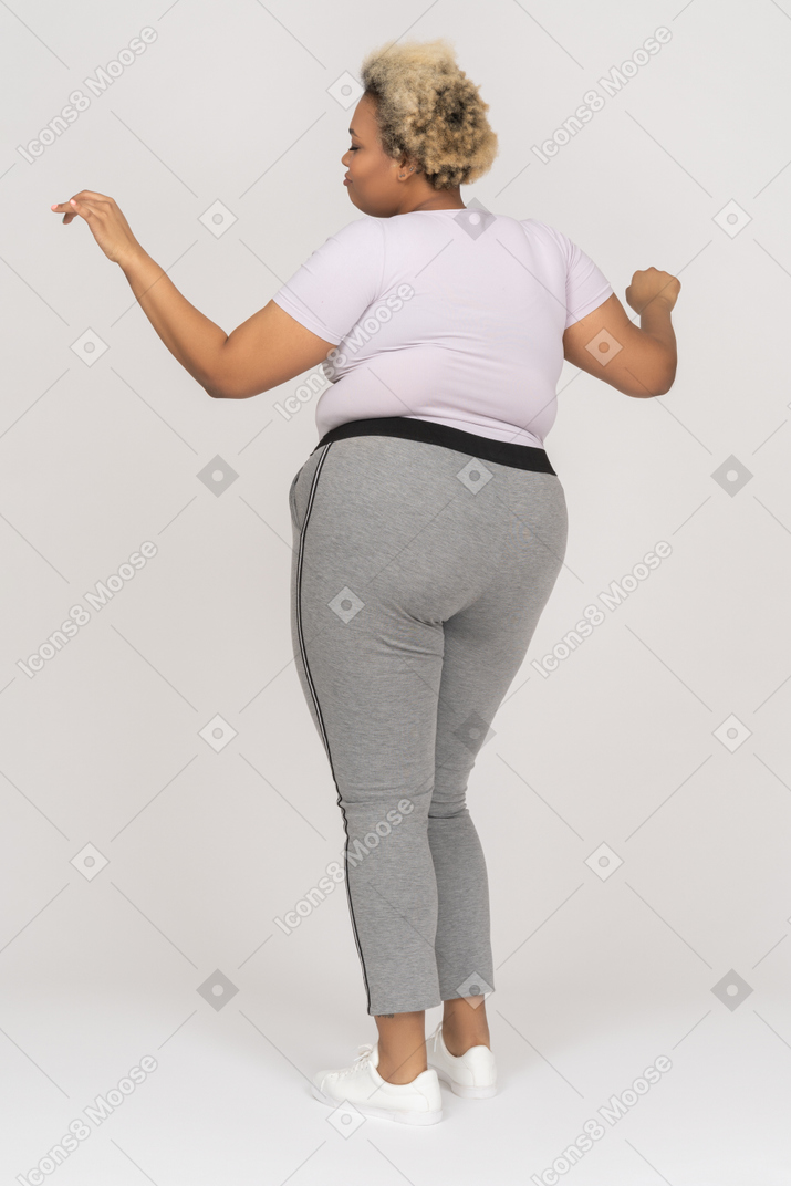 Афроамериканка большого размера танцует спиной к камере