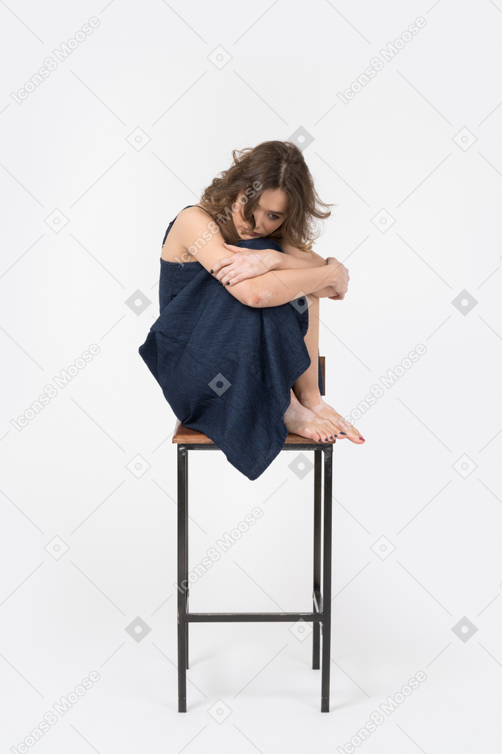 Подавленная женщина, сидящая на барном стуле