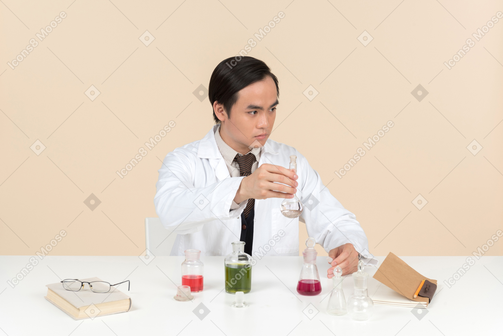 Um cientista asiático em um jaleco branco, trabalhando em um experimento químico