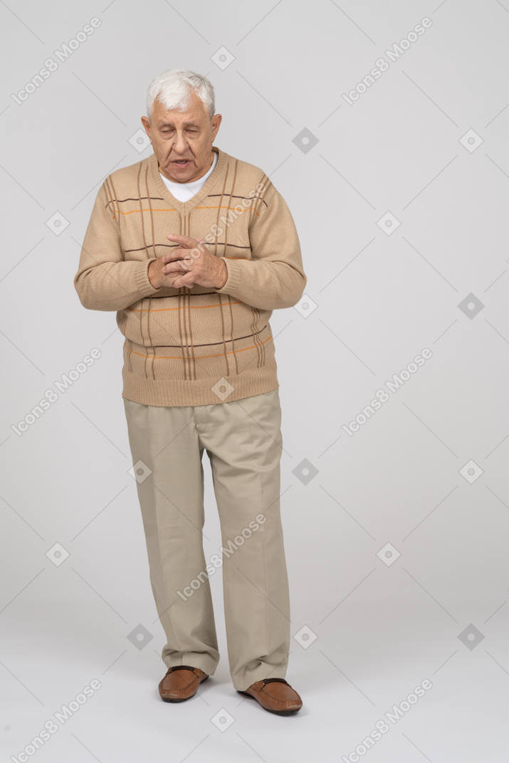 カジュアルな服装で思いやりのある老人の正面図