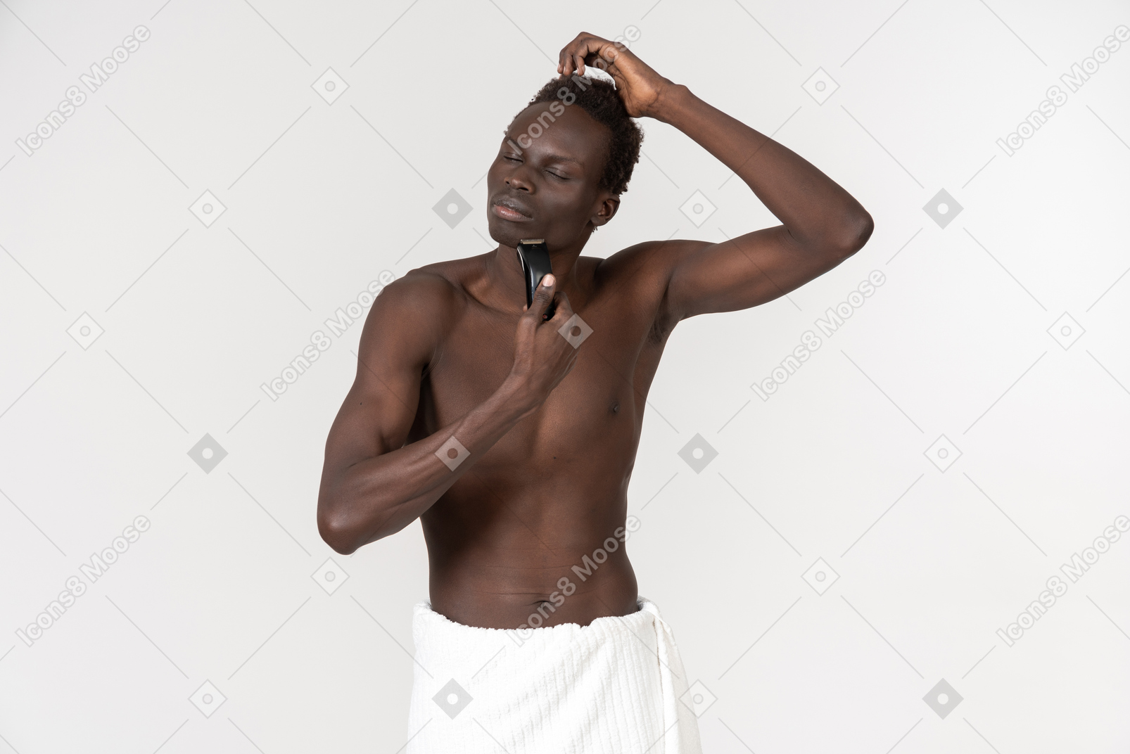 Темнокожий мужчина с белым банным полотенцем на талии делает утреннюю рутину