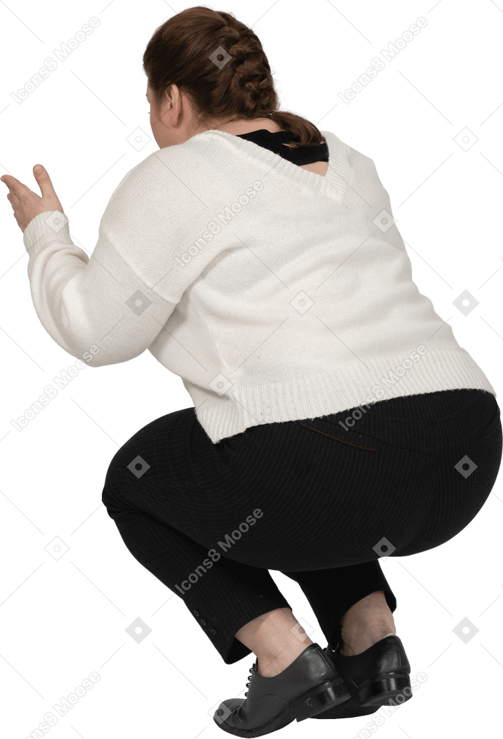 Vista trasera de una mujer de talla grande en ropa casual en cuclillas