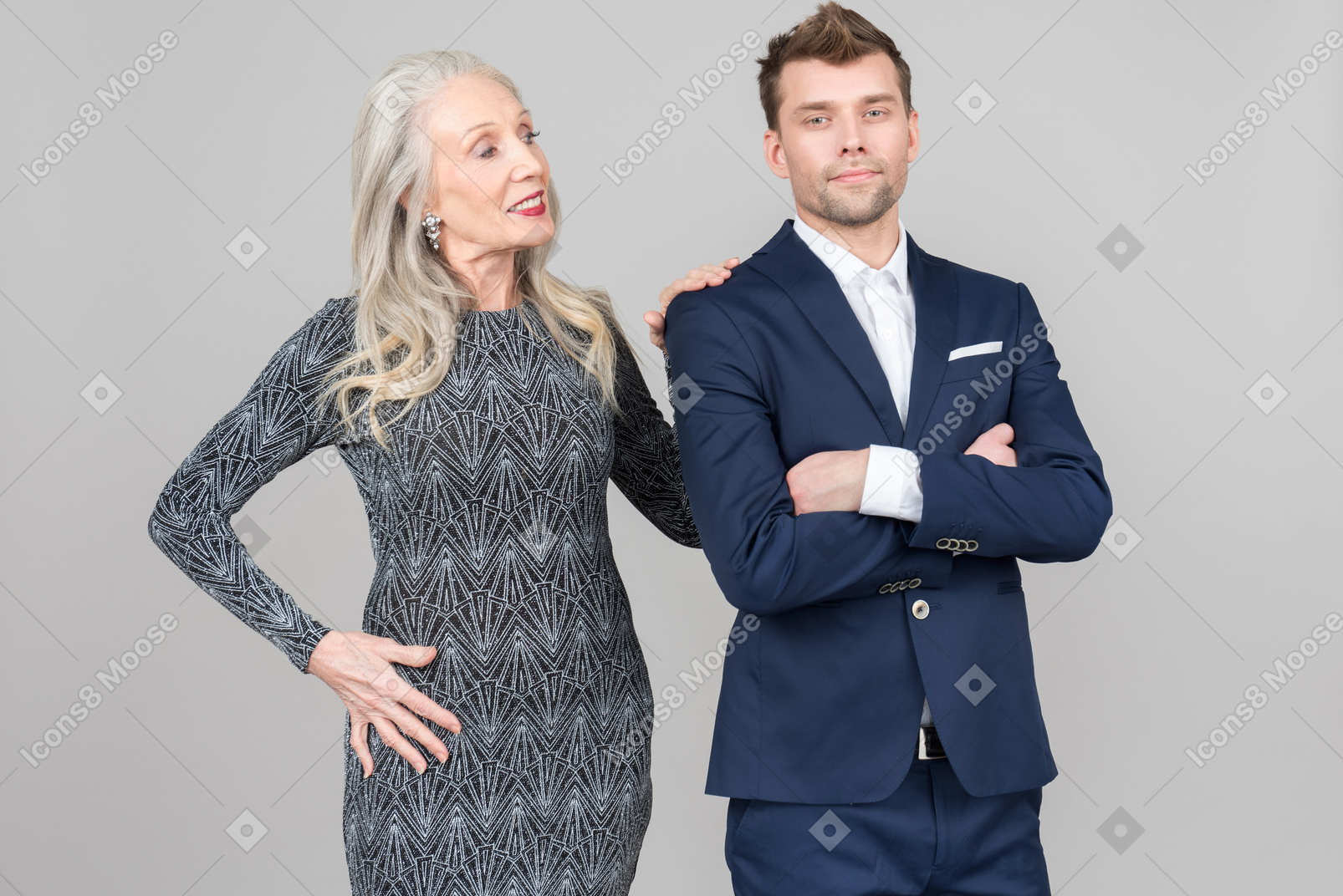 늙은 여자는 그녀의 젊은 남자 친구의 등에 손을 기대어