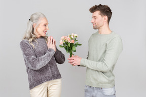 É tão gentil de sua parte me trazer flores