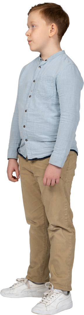 Vista lateral de um menino em roupas casuais parado