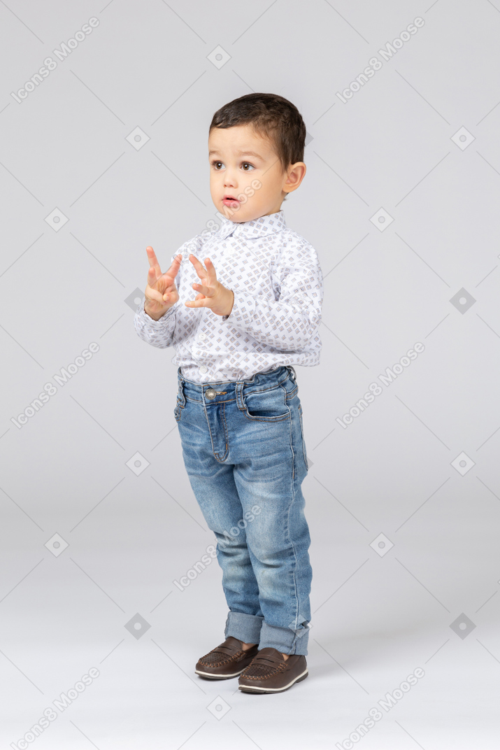Niño avergonzado mostrando el tamaño de su bola perdida