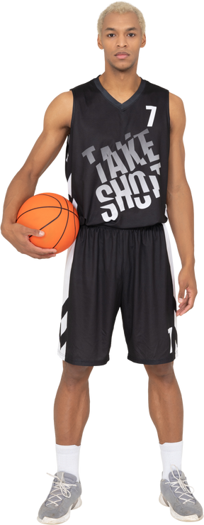 Vista frontal de um jovem jogador de basquete segurando uma bola