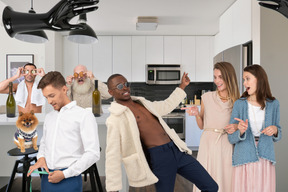 Groupe de personnes s'amusant à la fête à la maison