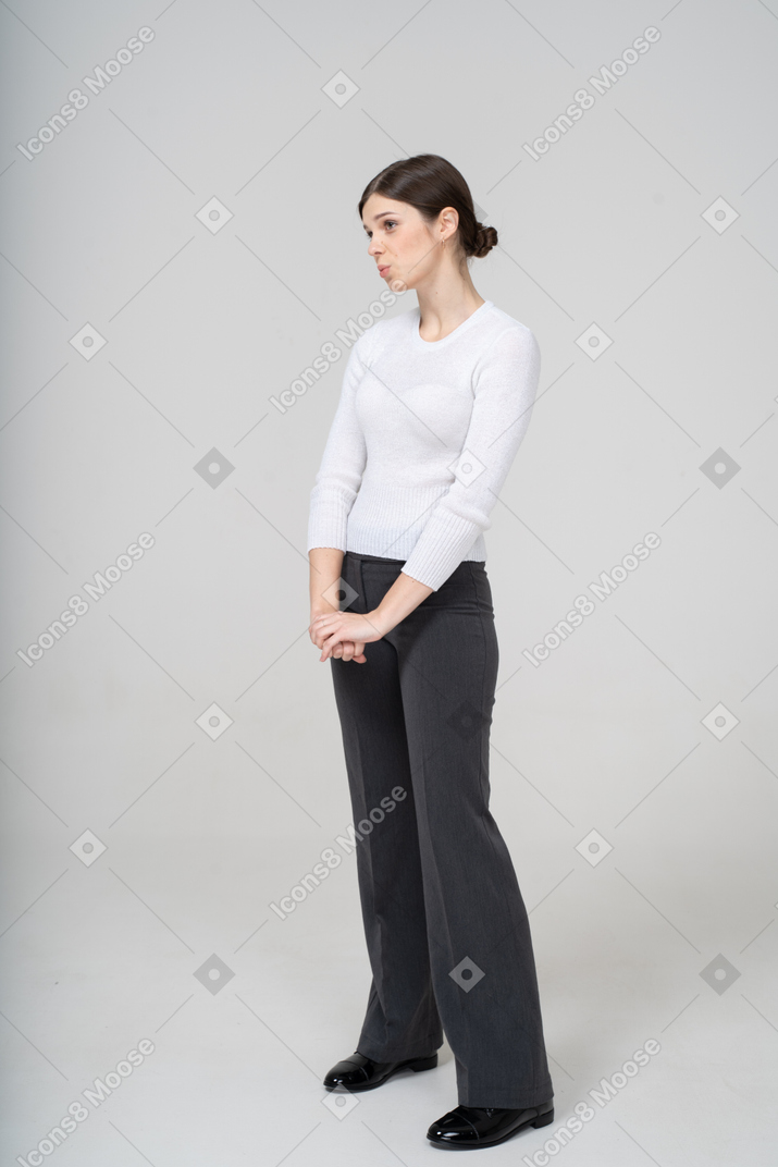 一个穿着西装摆姿势的女人的前视图