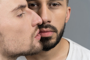 Gros plan de deux jeunes hommes