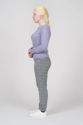 Vista lateral de una mujer rubia con ropa informal