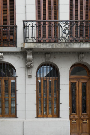 Edificio antiguo con balcón