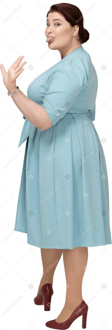青いドレスを身振りで示す女性の側面図