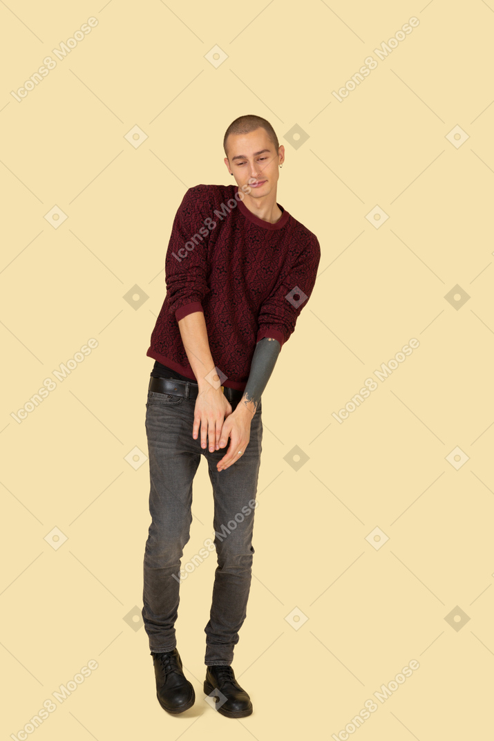 Vorderansicht eines tanzenden jungen mannes gekleidet im roten pullover