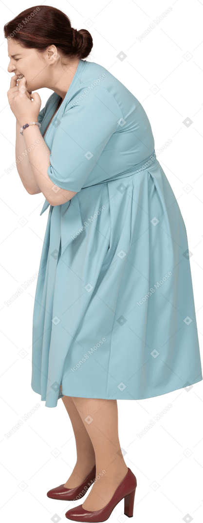 一个穿蓝色裙子吹口哨的女人的侧视图