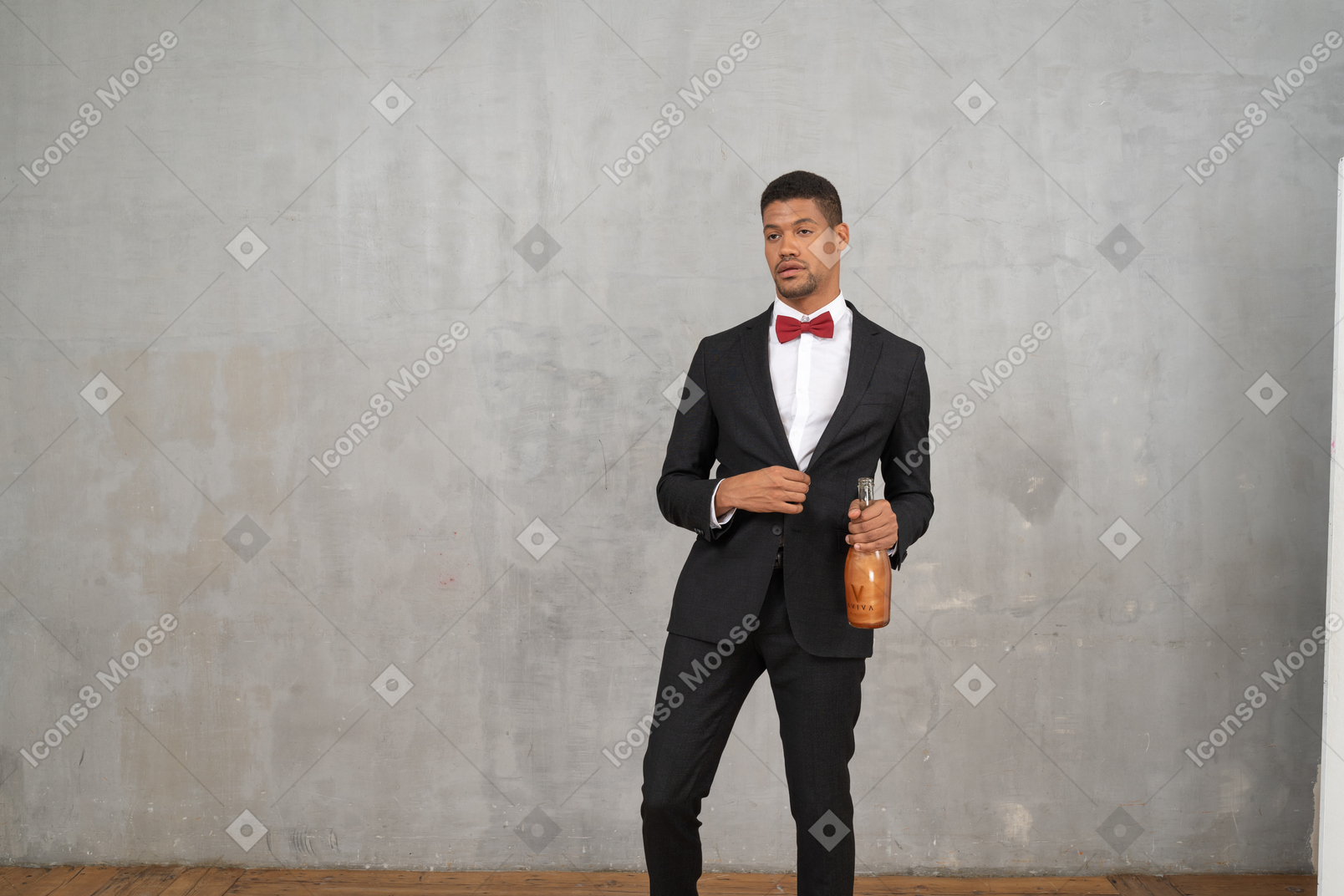 Homem com roupa formal cambaleando com uma garrafa na mão