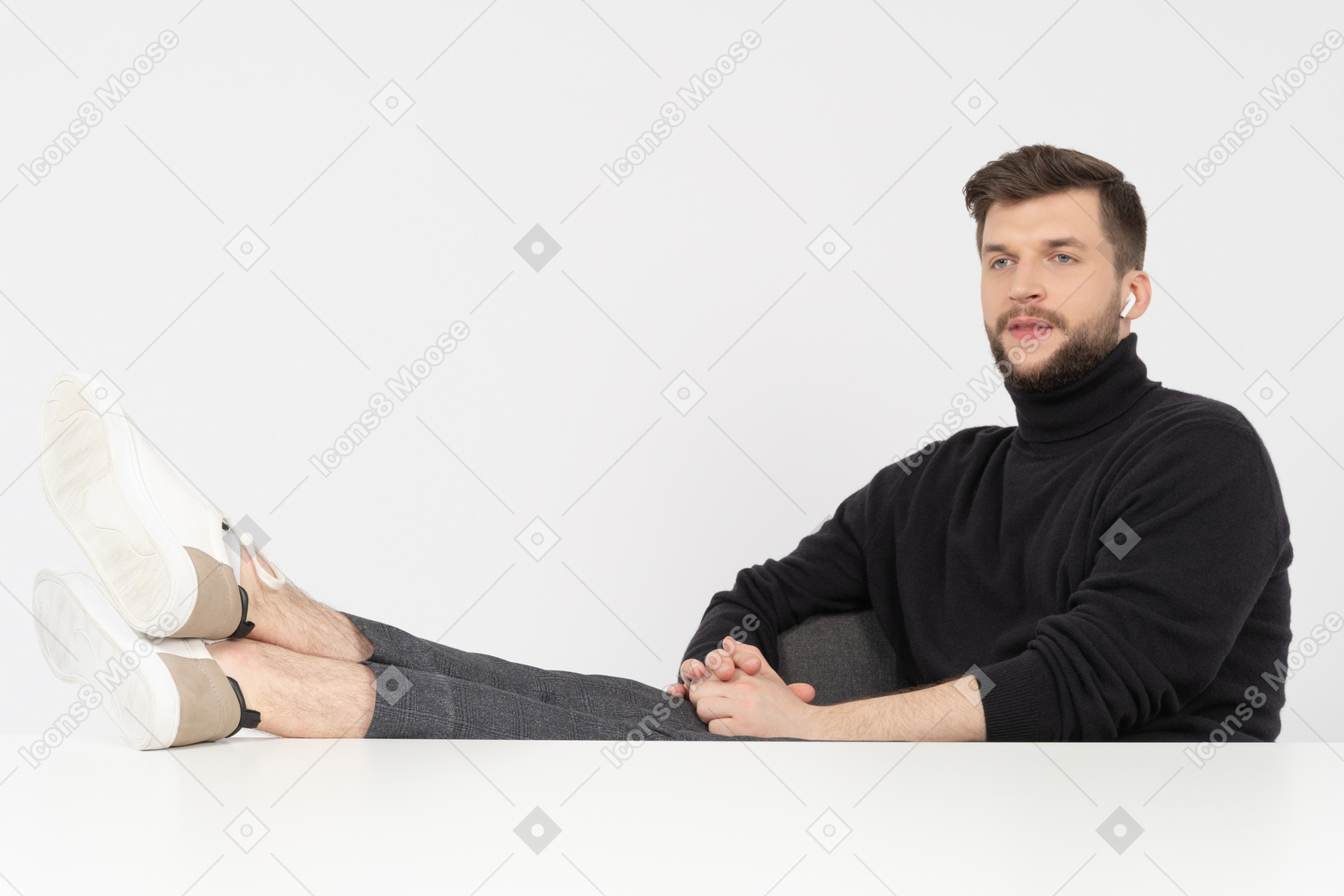Empresário relaxado sentado com as pernas na mesa