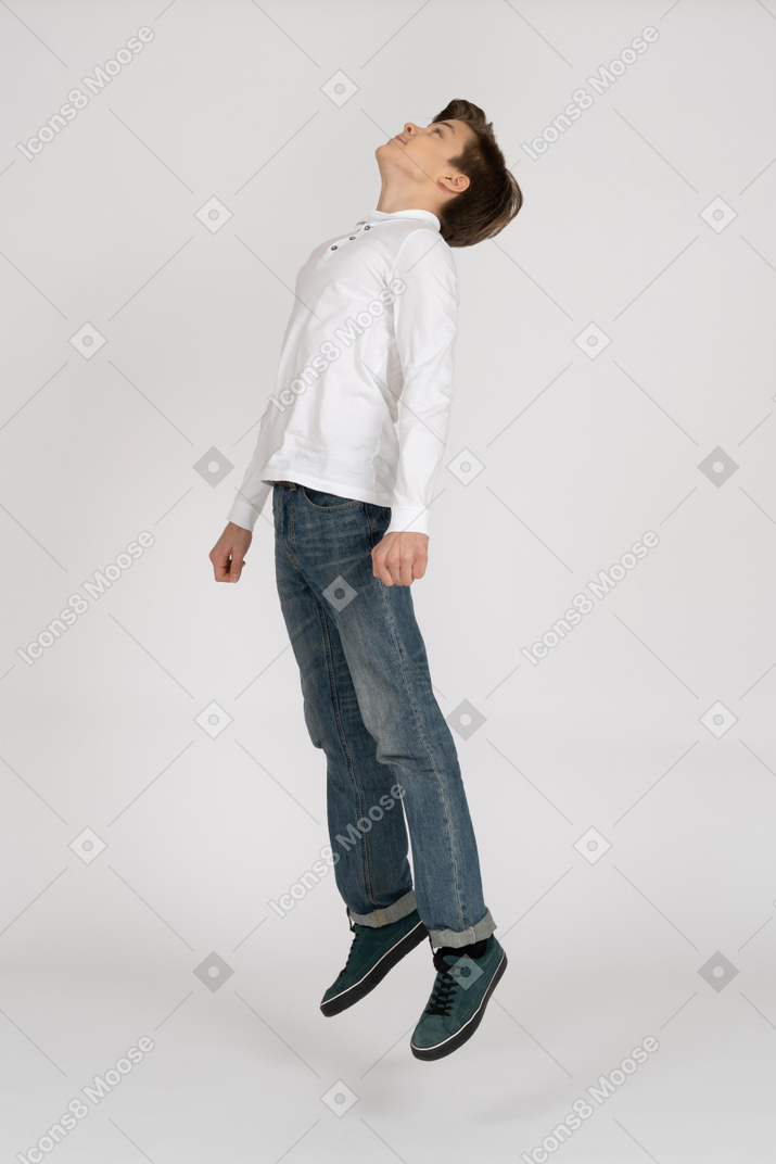 Jeune homme en vêtements décontractés sautant