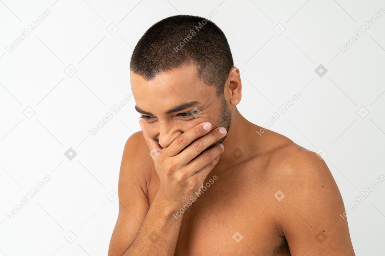 Jeune homme torse nu couvrant son visage avec une main