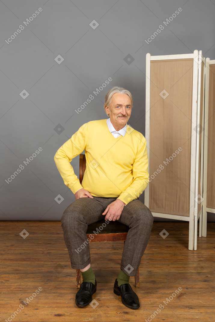 Homme d'âge moyen souriant regardant la caméra