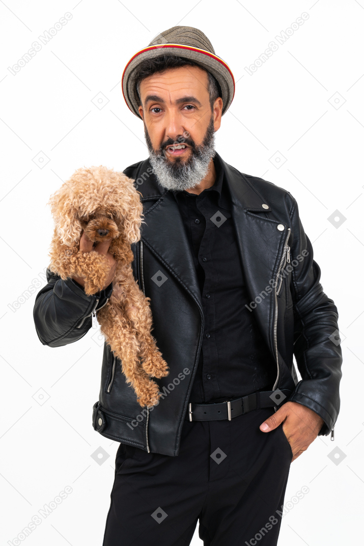 Homme mûr tenant un chiot