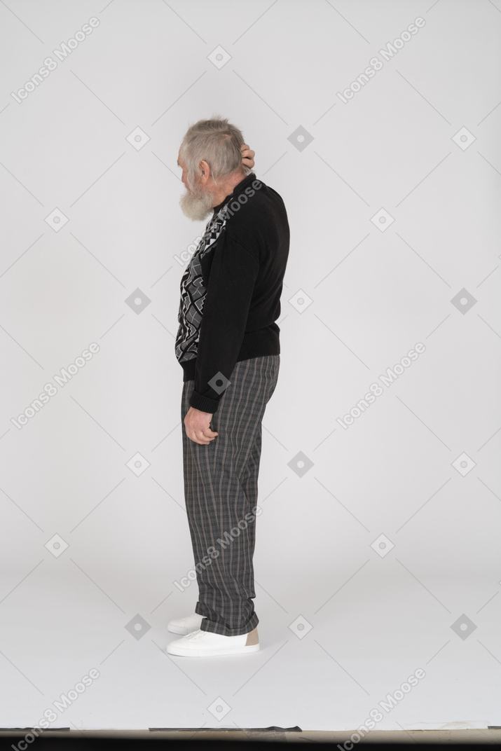 Vista lateral de un anciano pensante rascándose la cabeza