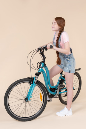 파란 자전거를 타고 십 대 소녀
