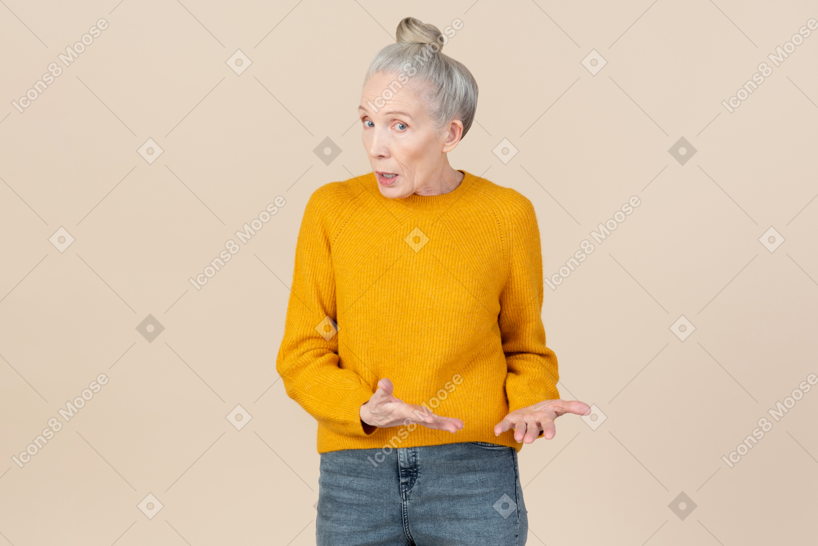 Elegante donna anziana parlando di qualcosa
