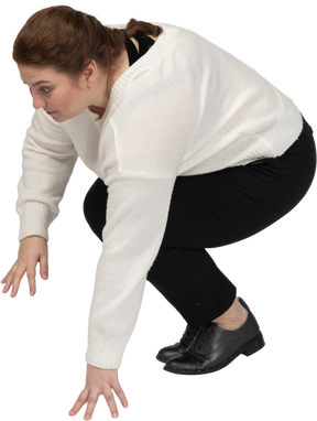 Vista laterale di una donna grassoccia in abiti casual che cade