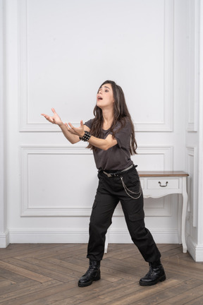 Vue de trois quarts d'une femme à bascule étendant ses mains