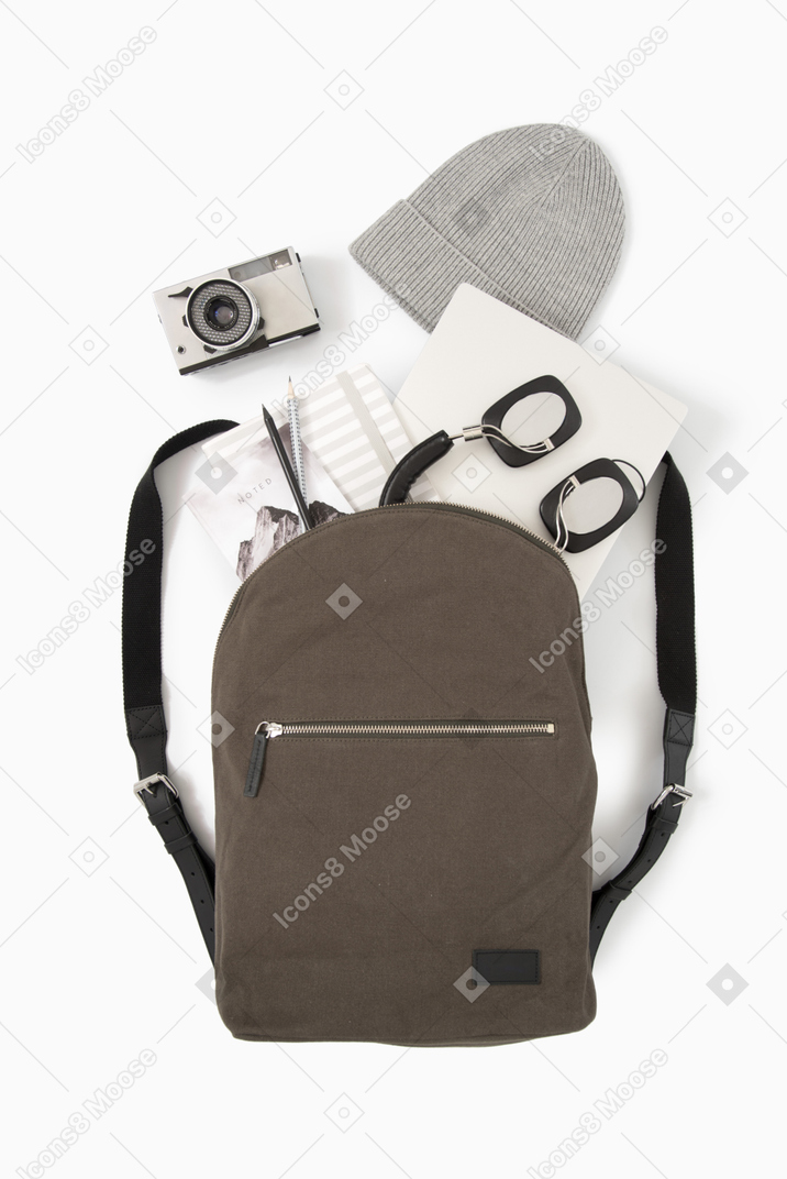 Mochila de cidade com laptop, fones de ouvido e câmera fotográfica