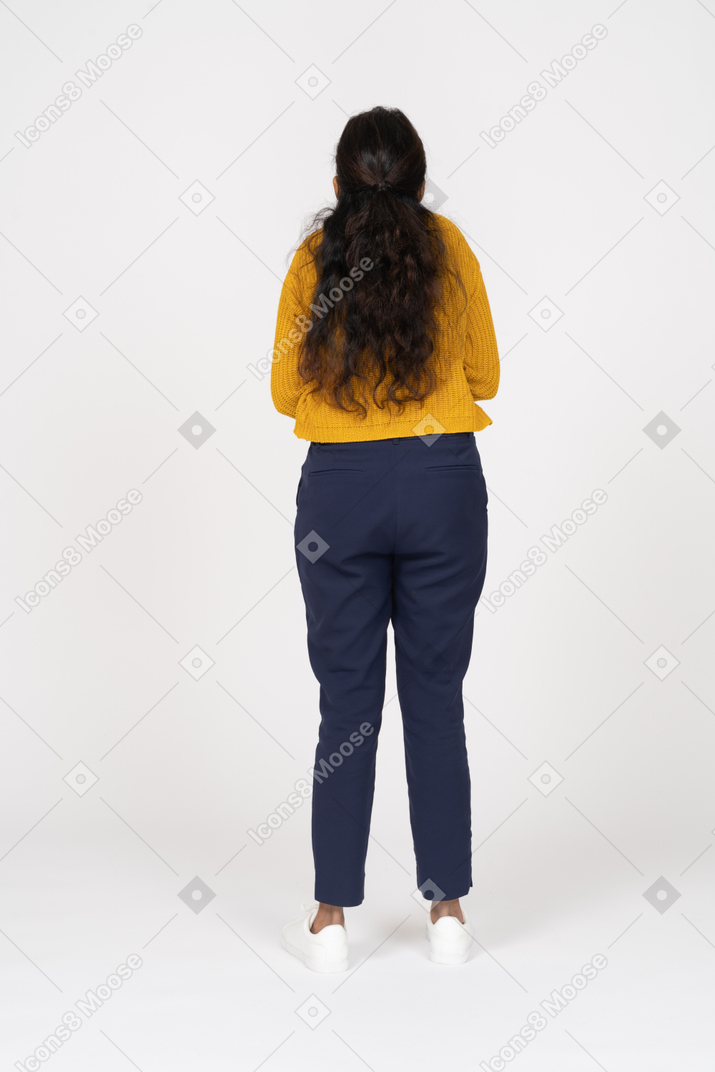 Vista posteriore di una ragazza in abiti casual